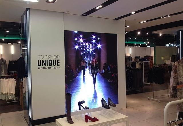 Pantalla LED en el escaparate de una tienda de moda