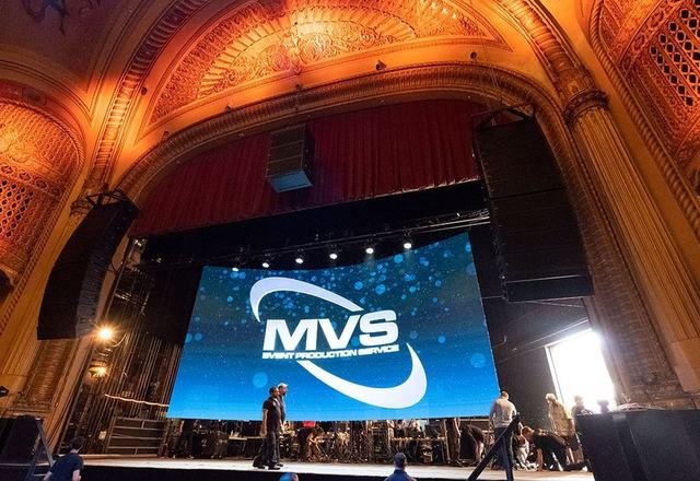 Pantalla LED en el escenario de un teatro