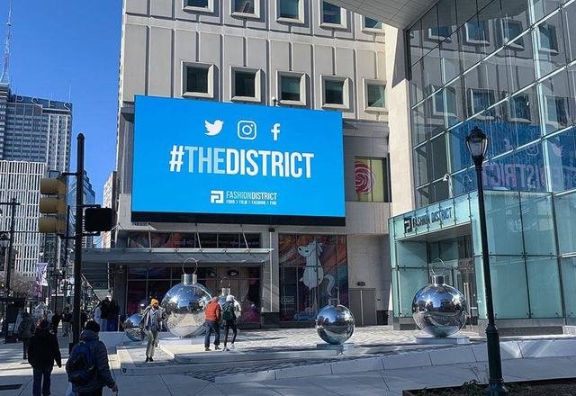 Pantalla LED gigante en la fachada de un centro comercial