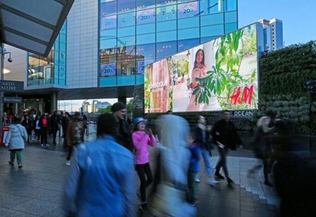 Pantalla LED publicitaria en la fachada de un edificio comercial