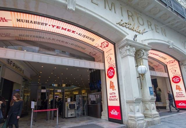 Pantallas LED curvas en los arcos de la entrada de un edificio