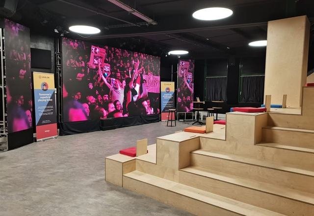 Pantalla LED de interior en un espacio de eventos