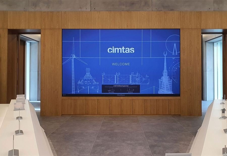 Pantalla LED de gran formato en una sala de reuniones corporativa