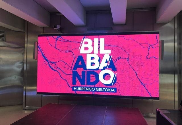 Pantalla LED de interior en una estación de metro